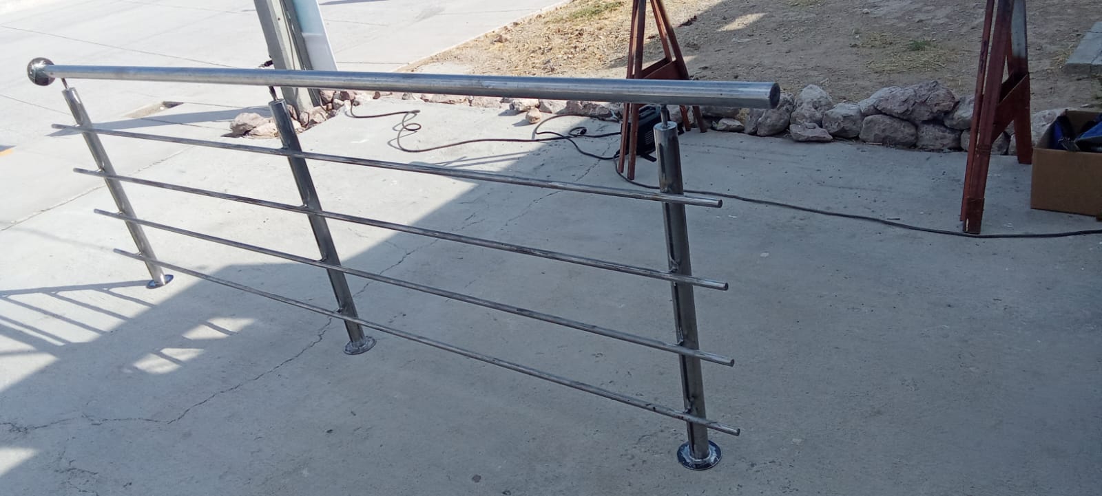 Barandal de acero inoxidable instalado en exterior