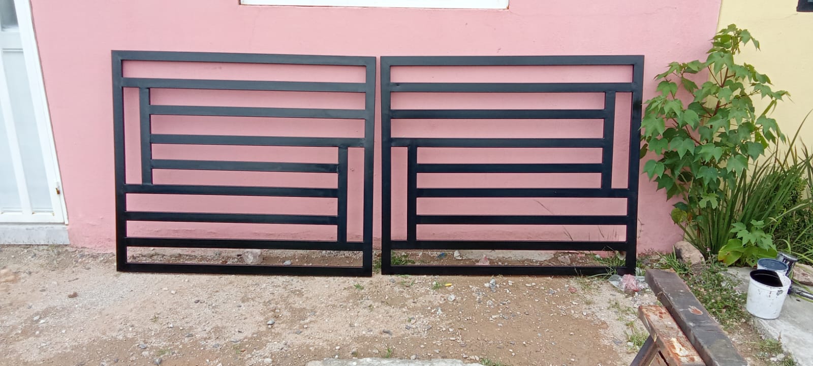 Barandales geométricos en herrería negra sobre fachada