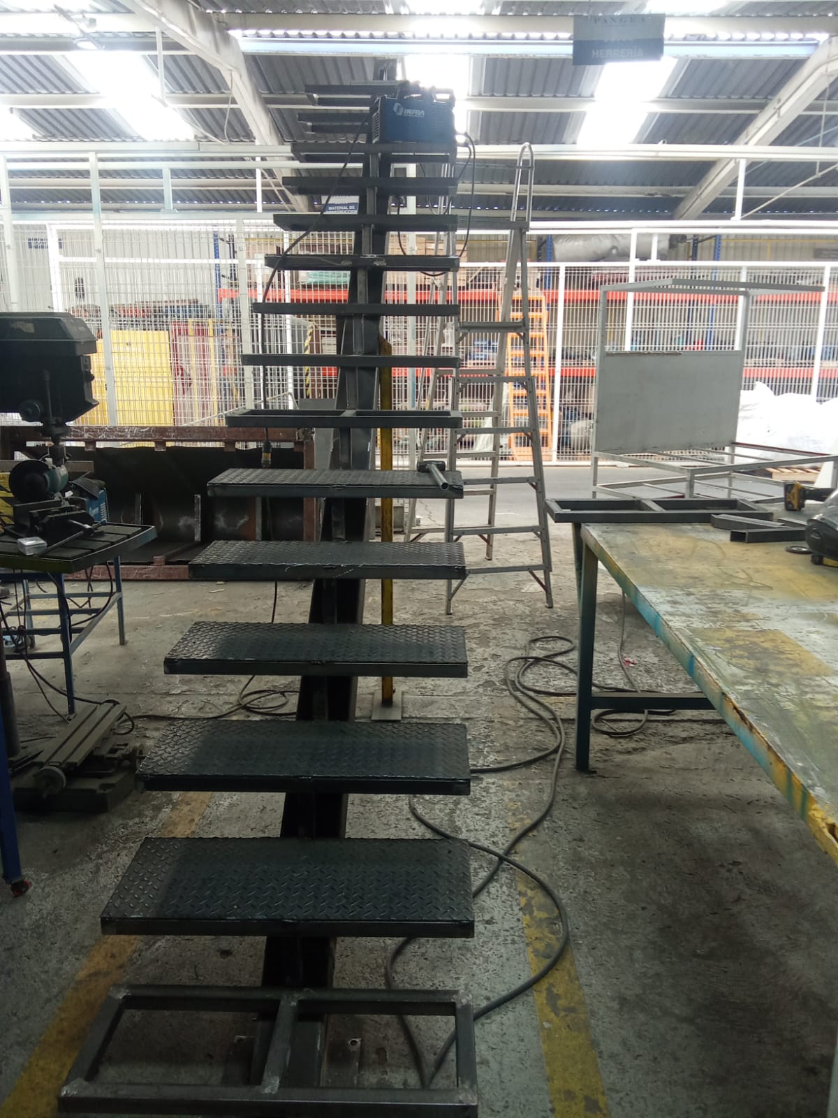 Escalera metálica en proceso de fabricación en el taller de Todo en Herrería