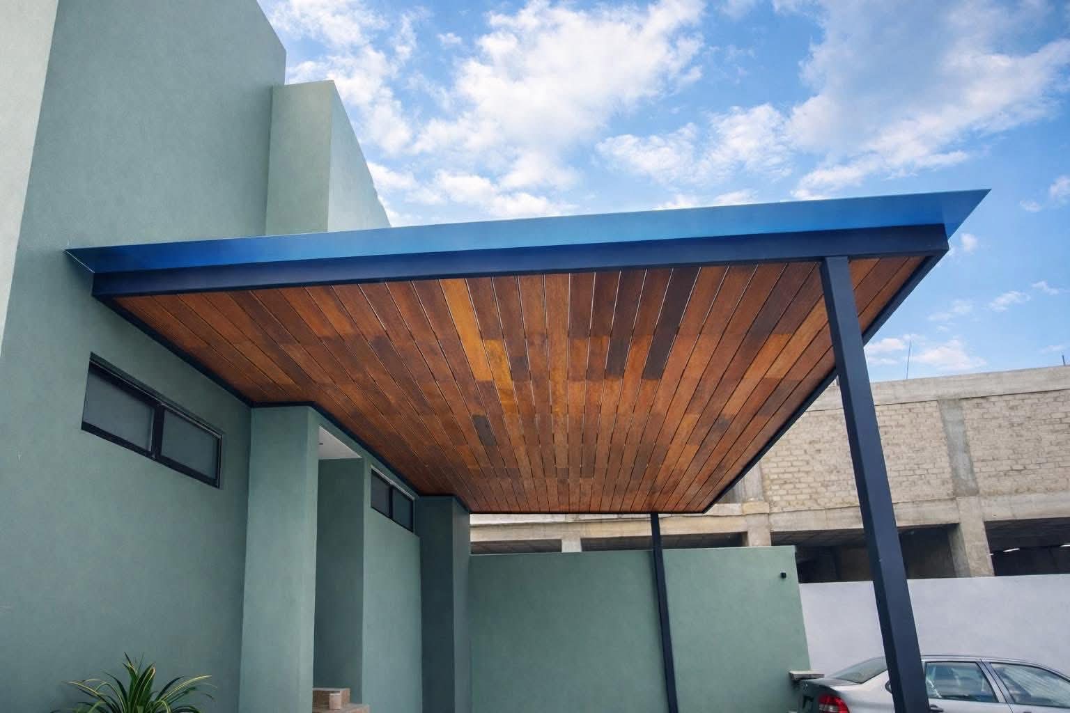 Pérgola de estructura de acero con cubierta de madera