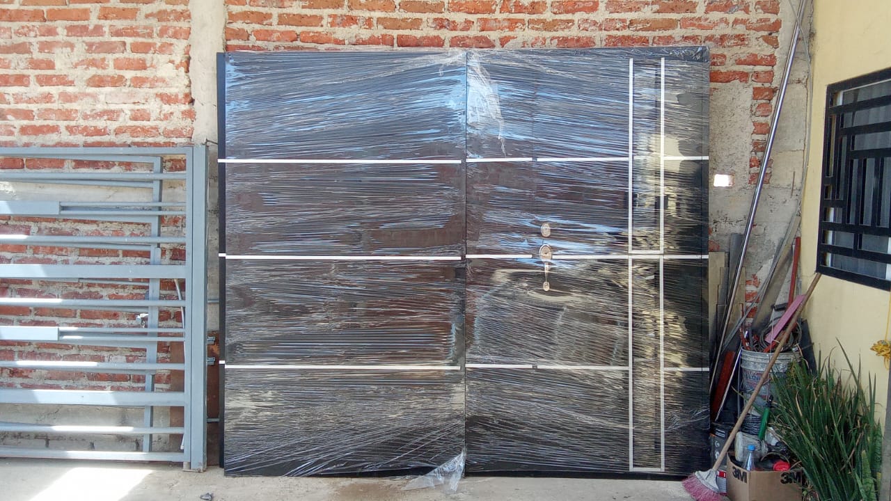 Portón doble de herrería en acabado negro fabricado por Todo en Herrería