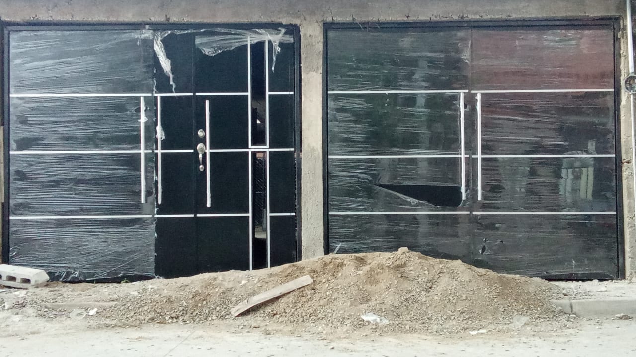 Portones de cochera en acabado negro listos para entrega