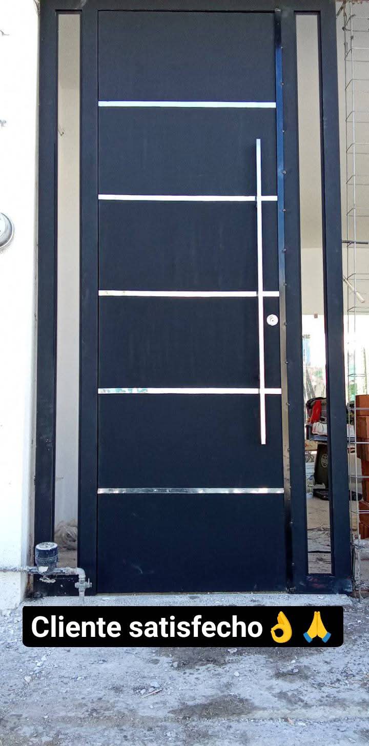 Puerta principal de herrería instalada, cliente satisfecho