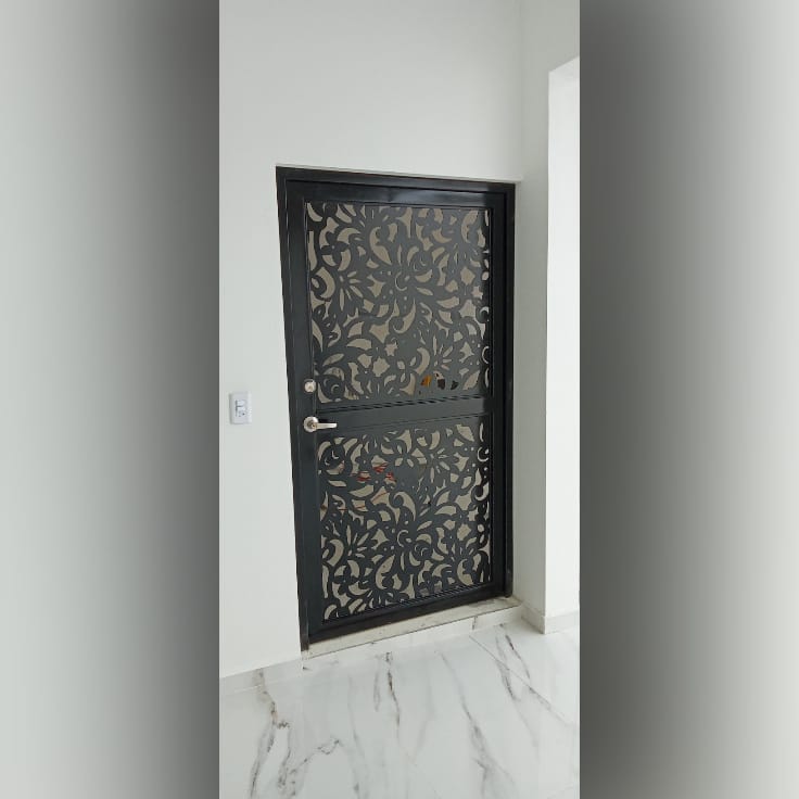 Puerta con corte decorativo floral fabricada a la medida por Todo en Herrería