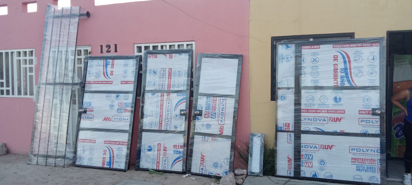 Puertas de herrería entregadas e instaladas en fachadas de casas