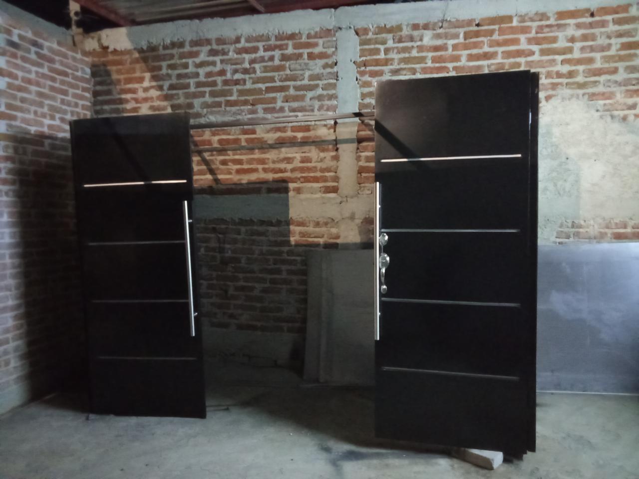 Puertas de herrería fabricadas por Todo en Herrería en taller, acabado negro mate