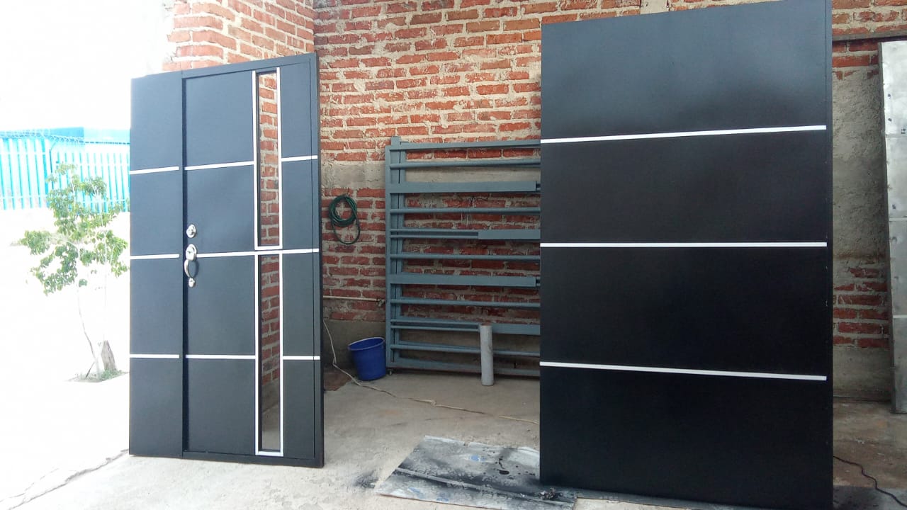 Puertas de herrería en acabado negro fabricadas por Todo en Herrería
