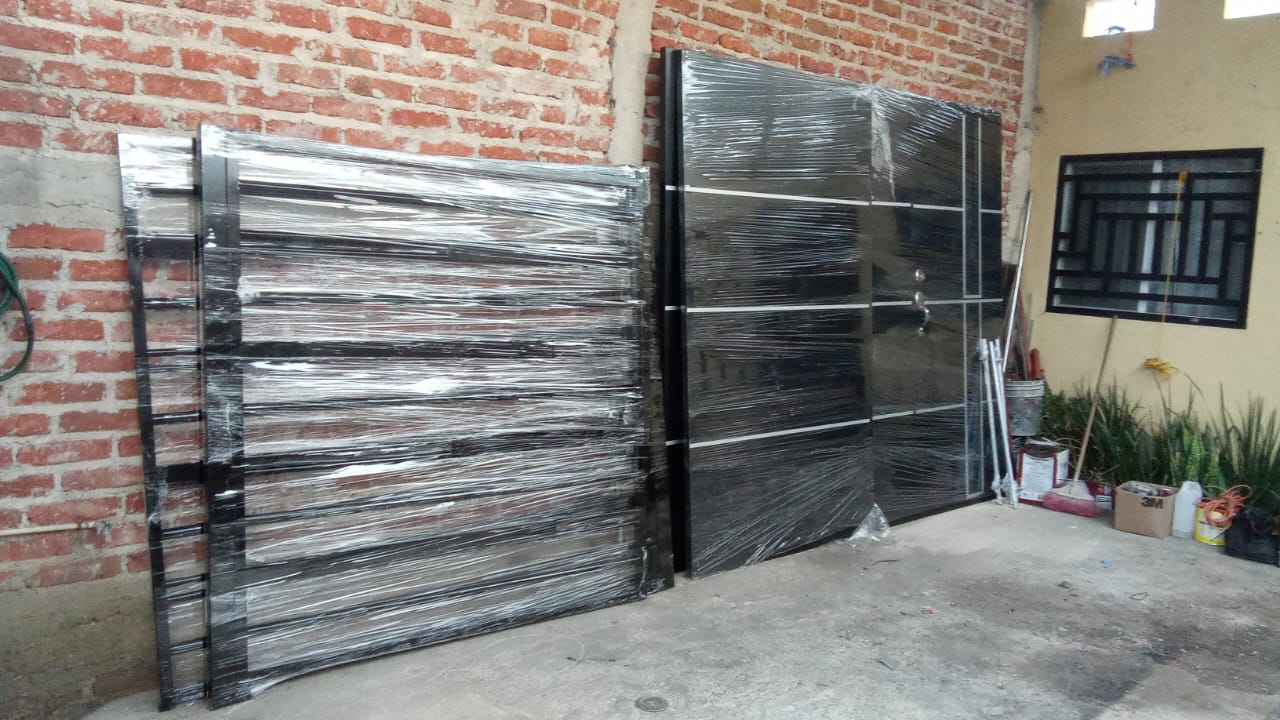 Puertas y ventana con rejilla metálica fabricadas a la medida