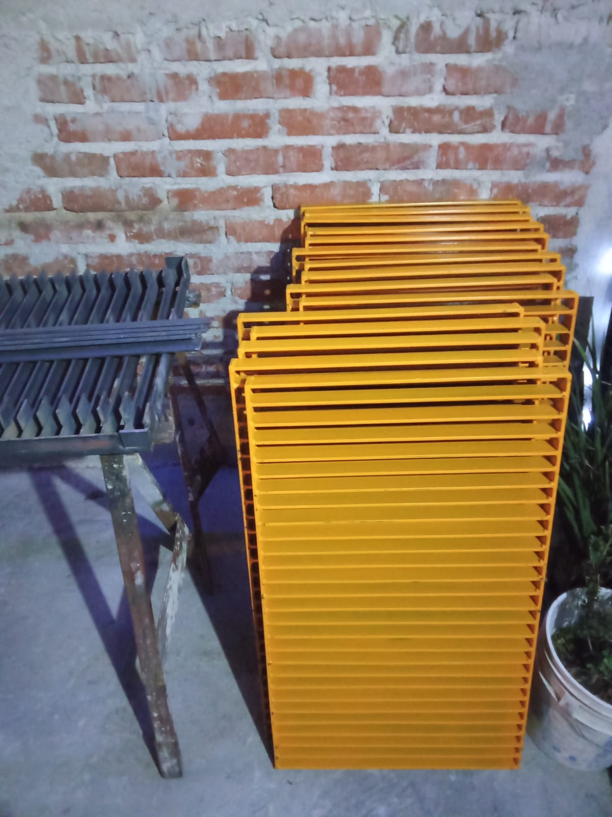 Rejillas y paneles metálicos en acabado amarillo industrial