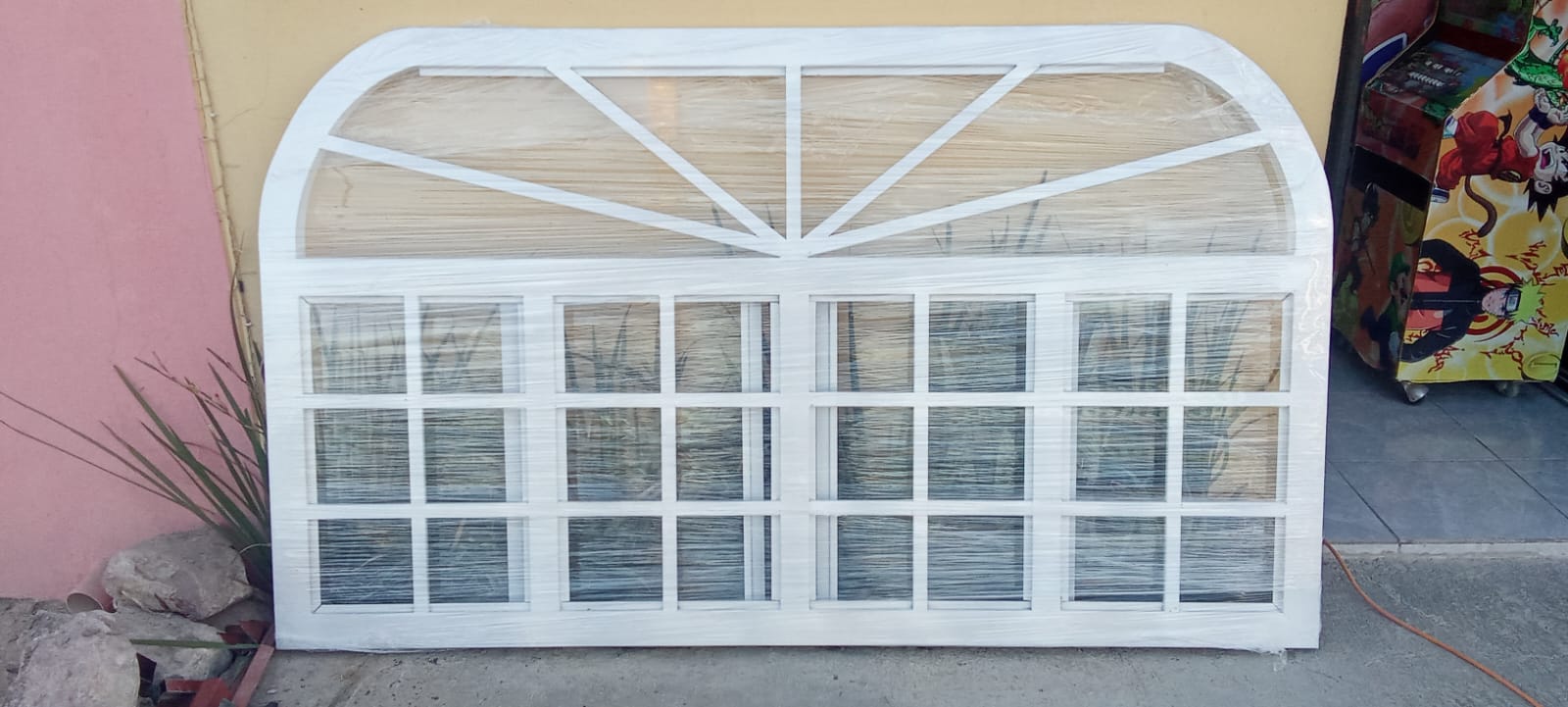 Ventana de cancelería con arco fabricada a la medida por Todo en Herrería